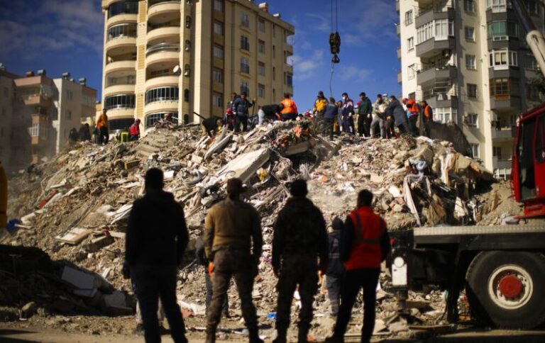 Φονικός σεισμός στην Τουρκία: Πάνω από 8.300 νεκροί, εκατοντάδες άνθρωποι παραμένουν εγκλωβισμένοι κάτω από τα ερείπια (εικόνες)