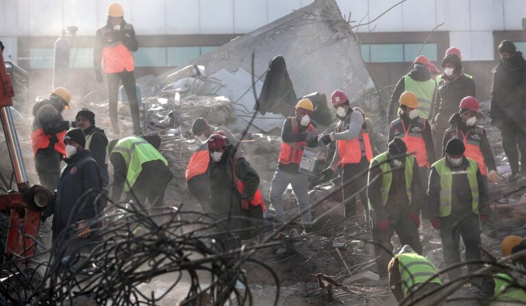 «Αχτίδα» ελπίδας στην Τουρκία: Άνδρας ανασύρθηκε ζωντανός από τα συντρίμμια 149 ώρες μετά τον σεισμό