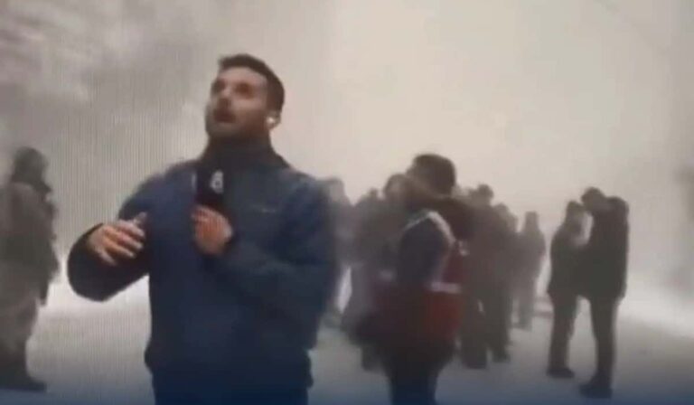 Συγκλονιστικό βίντεο από τον ισχυρό μετασεισμό στην Τουρκία: Τα 7,7 Ρίχτερ «πέτυχαν» δημοσιογράφο σε live μετάδοση