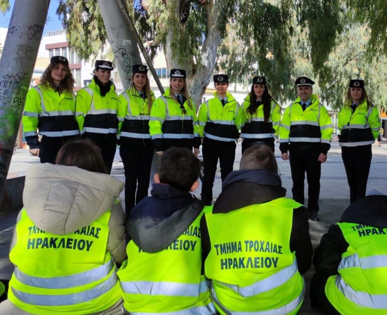 Ηράκλειο: Βιωματική δράση για τα παιδιά του 17ου Δημοτικού Σχολείου από το Τμήμα Τροχαίας (εικόνες & βίντεο)