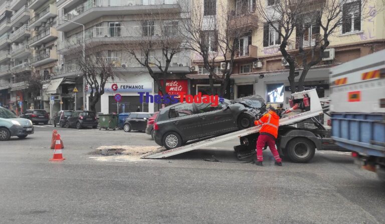 Τροχαίο στη Θεσσαλονίκη: Φορτηγό «καρφώθηκε» σε αυτοκίνητο στην Τσιμισκή (βίντεο)