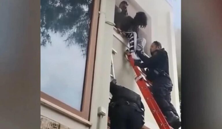 Άνδρες της ομάδας ΔΙ.ΑΣ απεγκλώβισαν ανήλικο μέσα από φλεγόμενο διαμέρισμα στην Αττική (βίντεο)