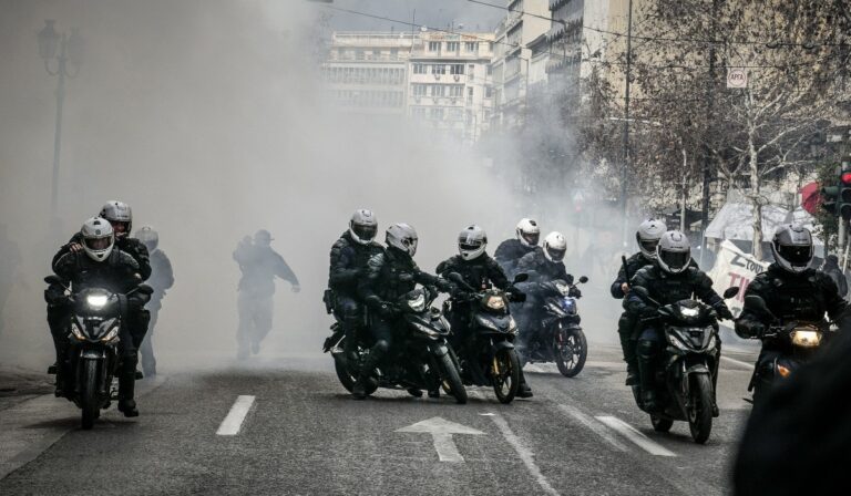 Βίντεο-ντοκουμέντο από τα επεισόδια στην Αθήνα: Χτυπήματα με γκλομπ και «βροχή» χημικών στους διαδηλωτές