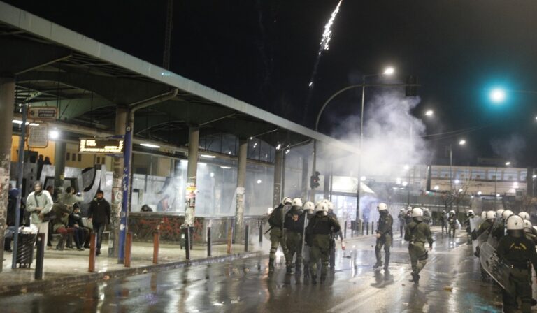 Ένταση στις συγκεντρώσεις σε Αθήνα και Θεσσαλονίκη για τα Τέμπη – Άγνωστοι πέταξαν πυρσούς, απάντησαν με δακρυγόνα οι αστυνομικοί (βίντεο)