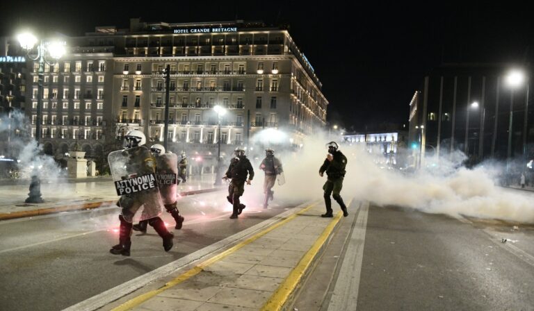 Επεισόδια με μολότοφ και χημικά στο κέντρο της Αθήνας μετά τη διαμαρτυρία για το δυστύχημα στα Τέμπη – Ένταση σε Θεσσαλονίκη και Λάρισα (εικόνες & βίντεο)