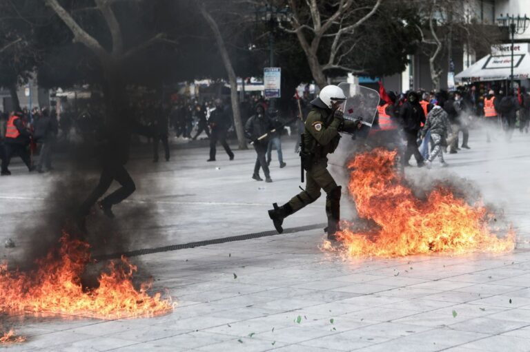 Τέμπη: Επεισόδια στο Σύνταγμα μετά το συλλαλητήριο – 14 προσαγωγές και 3 συλλήψεις (εικόνες)