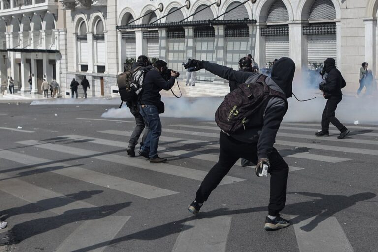 Τέμπη: Πάνω από 200 άτομα έριξαν μάρμαρα, πέτρες και βόμβες μολότοφ κατά αστυνομικών στο κέντρο της Αθήνας – Τραυματίστηκαν 7 (βίντεο & εικόνες)