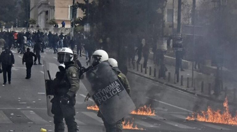 Επεισόδια με μολότοφ και χημικά στην πορεία για τα Τέμπη στο κέντρο της Αθήνας – Εγκλωβίστηκε ο οδηγός γερανού της ΕΛΑΣ (βίντεο)