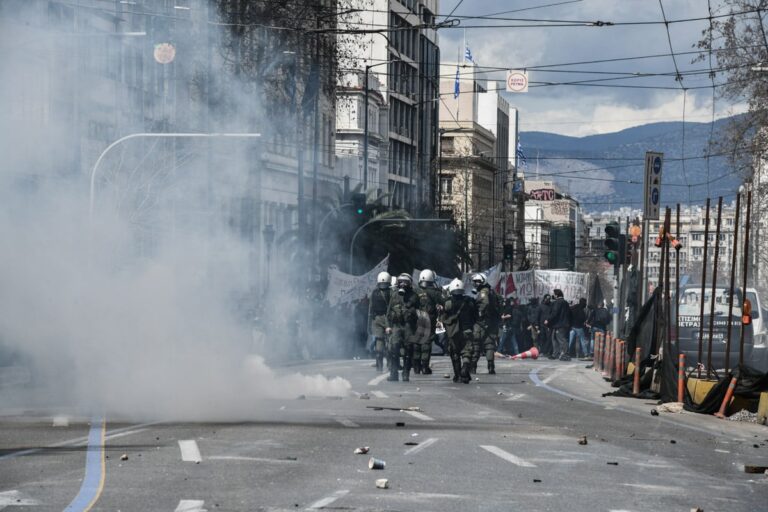 Επεισόδια στο Σύνταγμα – Μολότοφ και χημικά στη συγκέντρωση για τα Τέμπη