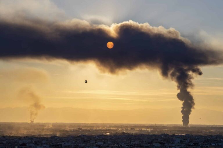 Οι πυροσβέστες έσβησαν τη φωτιά σε εγκαταλελειμμένο εργοστάσιο στη Σίνδο – Επιχειρούσαν από χθες το απόγευμα