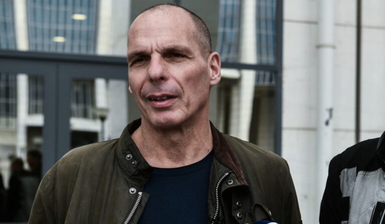 Ελεύθερος αφέθηκε ο 19χρονος για την επίθεση στον Βαρουφάκη στα Εξάρχεια