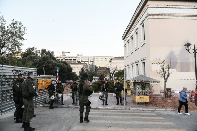 Σε συλλήψεις μετατράπηκαν οι 10 προσαγωγές από την εκκένωση της κατάληψης στην Πρυτανεία του ΕΚΠΑ