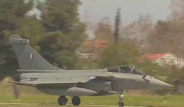 25η Μαρτίου: Η εντυπωσιακή απογείωση των Rafale που πέταξαν πάνω από την Αθήνα (βίντεο)