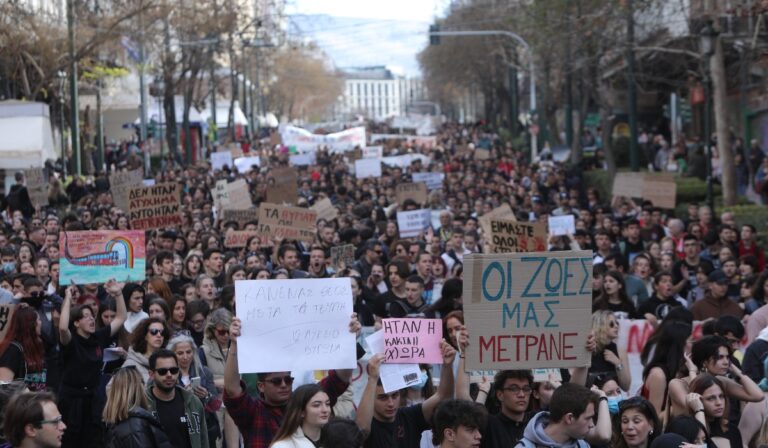 Λαοθάλασσα βρέθηκε στο συλλαλητήριο στην Αθήνα: «Καμία συγκάλυψη των πραγματικών ενόχων για το έγκλημα στα Τέμπη» (εικόνες & βίντεο)