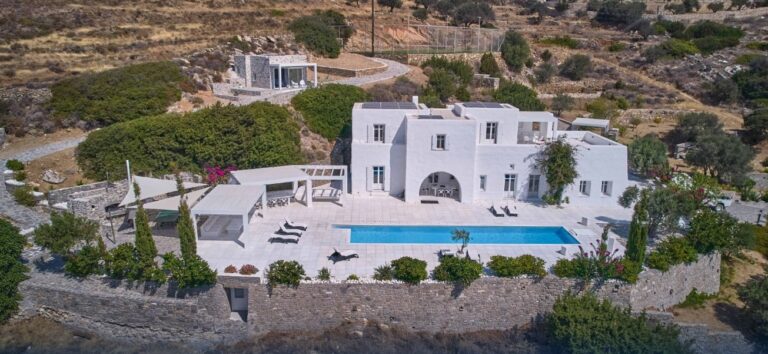 Αυτή είναι η πολυτελής βίλα του Ραγκούση στην Πάρο, των 2.245 ευρώ τη βραδιά – Γιατί έχει 13 (!) διαφορετικά ονόματα (εικόνες)