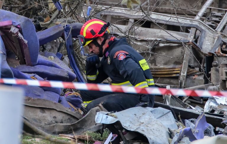 Σύγκρουση τρένων στα Τέμπη: «Βρήκα στα συντρίμμια καλλυντικά με αίμα, εξωπραγματική κατάσταση» λέει ο διασώστης Παπαγιαννάκης (βίντεο)