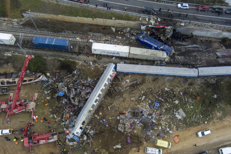 Τέμπη: Φίλοι και συγγενείς των επιβατών του μοιραίου τρένου αναζητούν αγνοούμενους με μηνύματα ακόμα και στα social