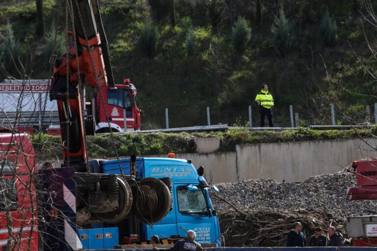 Σύγκρουση τρένων στα Τέμπη: Σε κρίσιμη κατάσταση ο 20χρονος που σώθηκε από το πρώτο βαγόνι