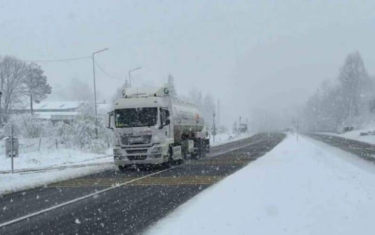 Τουρκία: Απίστευτη καραμπόλα 58 οχημάτων λόγω παγετού – «Δίπλωσε» νταλίκα, εγκλωβίστηκαν μέσα στα οχήματά τους (βίντεο)