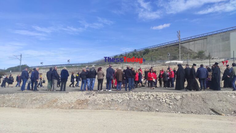 Τέμπη: Τελέστηκε τρισάγιο στο σημείο της τραγωδίας – Συντετριμένοι οι συγγενείς των θυμάτων (εικόνες & βίντεο)