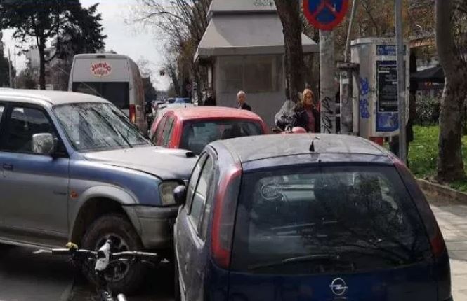 Τροχαίο στη Θεσσαλονίκη: Φορτηγό έπεσε πάνω σε τέσσερα οχήματα! (βίντεο)