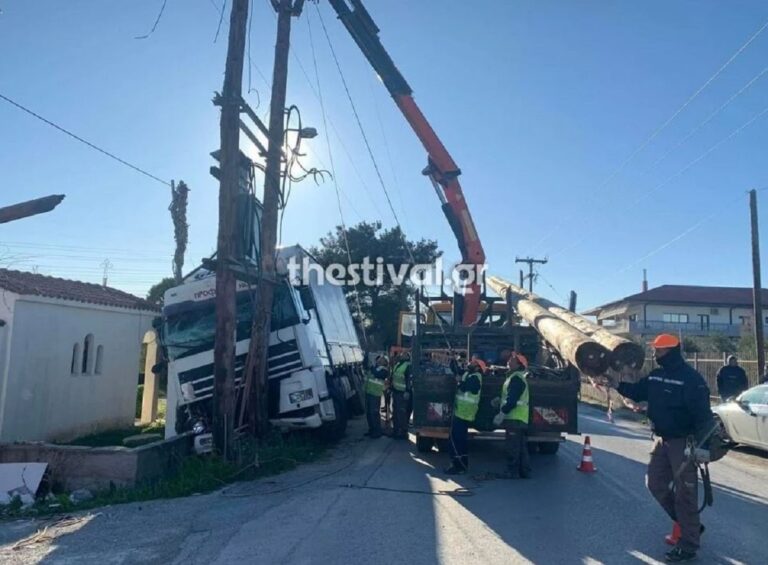 Σοκαριστικό τροχαίο στο Ωραιόκαστρο: Φορτηγό καρφώθηκε σε κολώνα της ΔΕΗ (εικόνες)