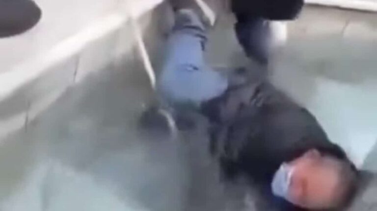 Γεωργιάδης: «Πόσο πιο κάτω θα φτάσουν» – Οργή για το βίντεο με ηλικιωμένο που έπεσε σε συγκέντρωση του Μητσοτάκη