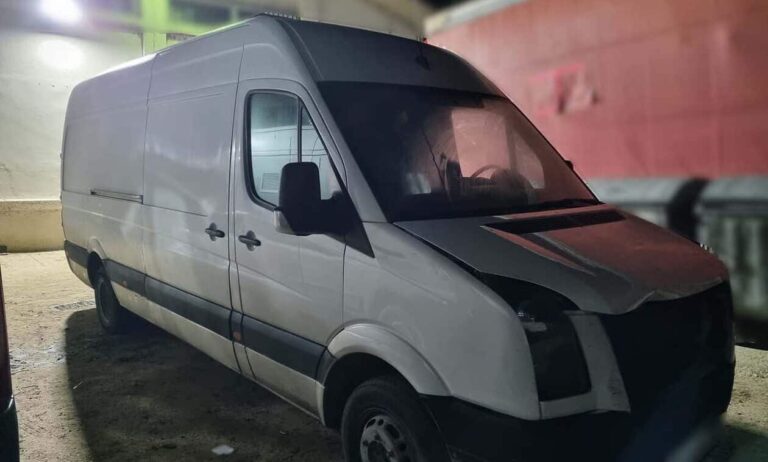 Ροδόπη: Χειροπέδες σε διακινητή που μετέφερε 11 παράτυπους μετανάστες με κλεμμένο φορτηγό από τη Θεσσαλονίκη