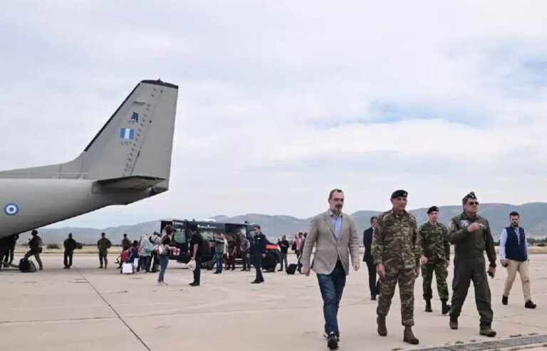 Συγκλονίζει η περιγραφή διασωθέντα από το Σουδάν: «Είδα σκυλιά να τρώνε πτώματα στον δρόμο – Γύρισα πίσω και φιλούσα την ελληνική γη»