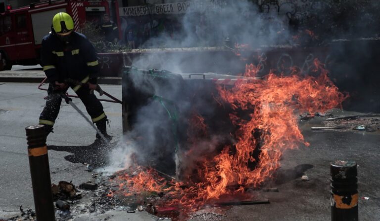 Πεδίο μάχης για 2η μέρα η Πατησίων έξω από την ΑΣΟΕΕ – Η ανακοίνωση της ΕΛ.ΑΣ για τα επεισόδια (εικόνες & βίντεο)