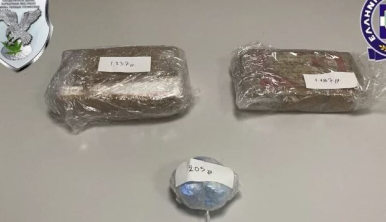 Μέλος εγκληματικής οργάνωσης έκρυβε 2,5 κιλά κοκαΐνη στο ταμπλό του αυτοκινήτου (εικόνες)