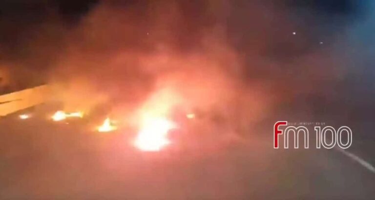 Εικόνες ντροπής σε εκκλησία της Λήμνου μετά το «Χριστός Ανέστη»: Έπεσαν «βροχή» οι κροτίδες και τα βεγγαλικά – Πήραν φωτιά τα δέντρα (βίντεο)