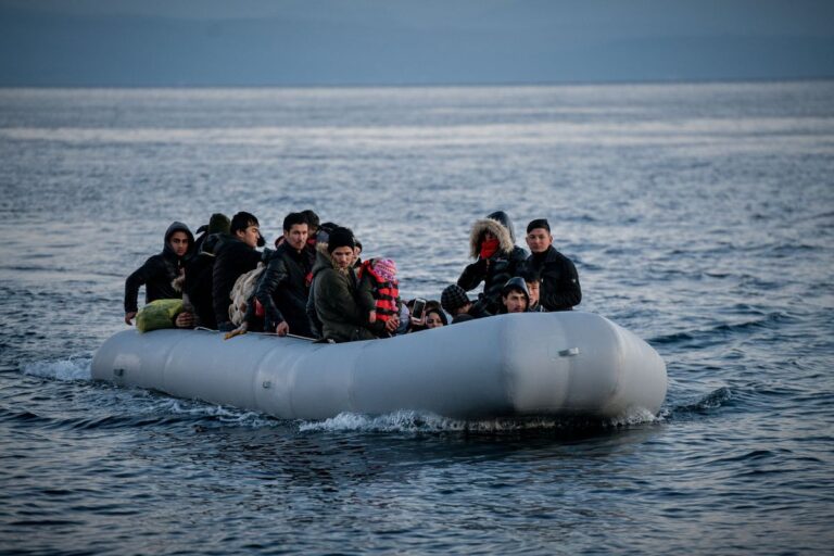 Μετανάστες σε λέμβο