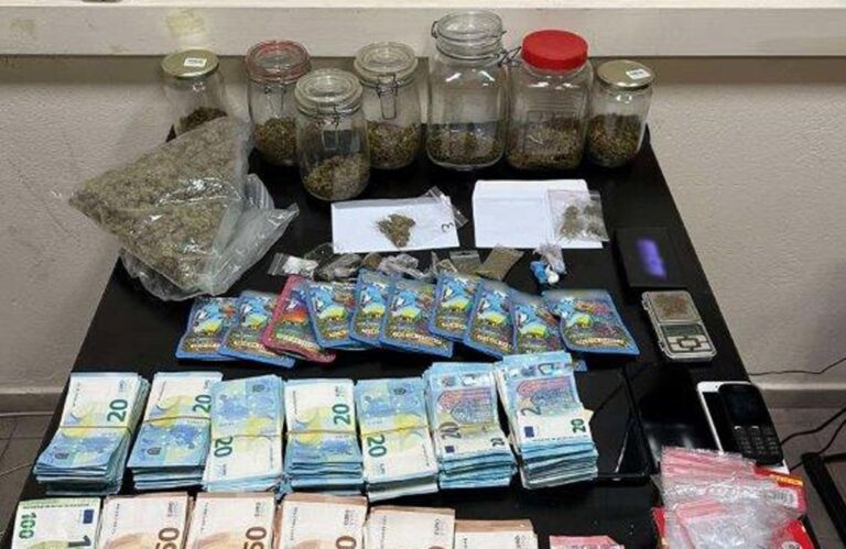 Αμπελόκηποι: «Τσίμπησαν» 22χρονο και 23χρονο με μισό κιλό κάνναβης και κοκαΐνης (εικόνα)