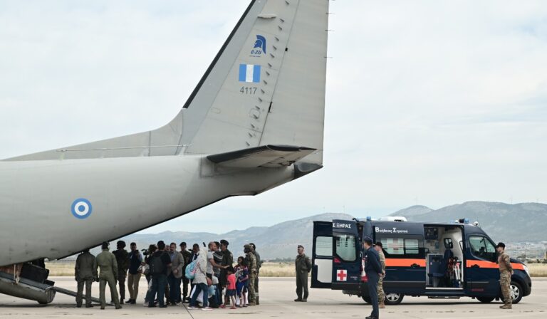 Απογειώθηκε και δεύτερο C-27 της Πολεμικής Αεροπορίας για να παραλάβει Έλληνες από το Σουδάν