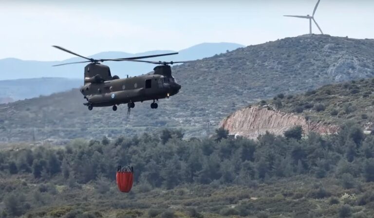 Τα Σινούκ ξεκίνησαν δοκιμαστικές πτήσεις αεροπυρόσβεσης ενόψει της νέας αντιπυρικής περιόδου (εικόνες & βίντεο)