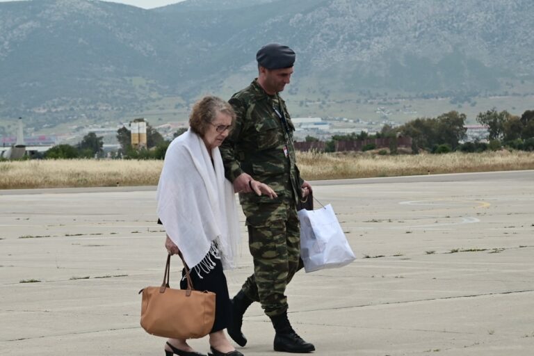 Στην Ελλάδα οι πρώτοι εγκλωβισμένοι από το Σουδάν: Σοκάρουν οι μαρτυρίες – «Έπεσε βόμβα δίπλα στο σπίτι μου, δεχθήκαμε πυρά» (εικόνες)