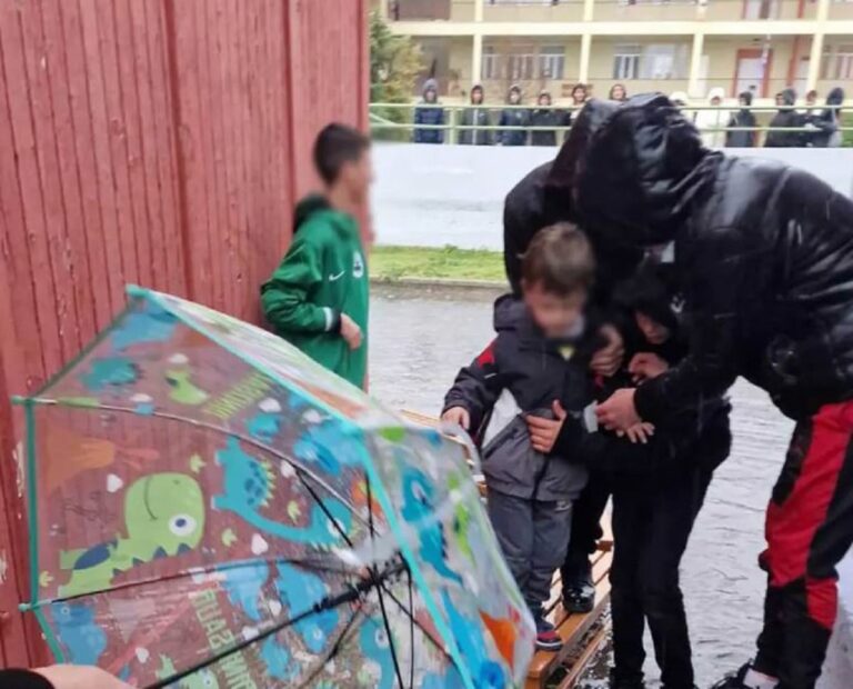 Εικόνες ντροπής στα Τρίκαλα: Έφτιαξαν… γέφυρα με παγκάκια για να φύγουν τα νήπια από το σχολείο (βίντεο)