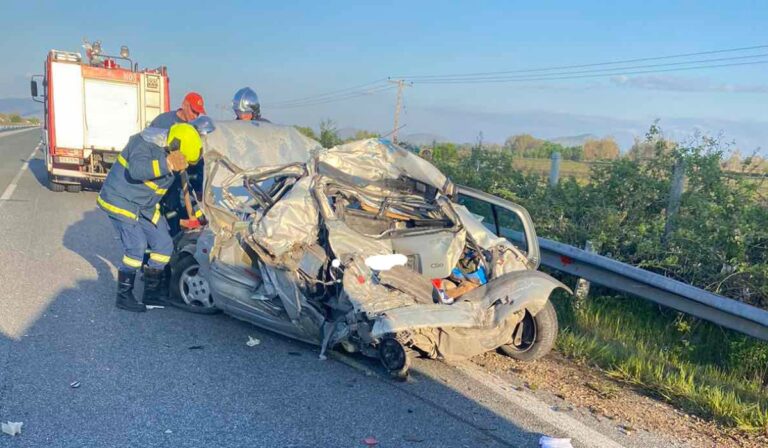 Τραγωδία στα Τρίκαλα: Δύο νεκροί μετά από σύγκρουση ΙΧ με φορτηγό