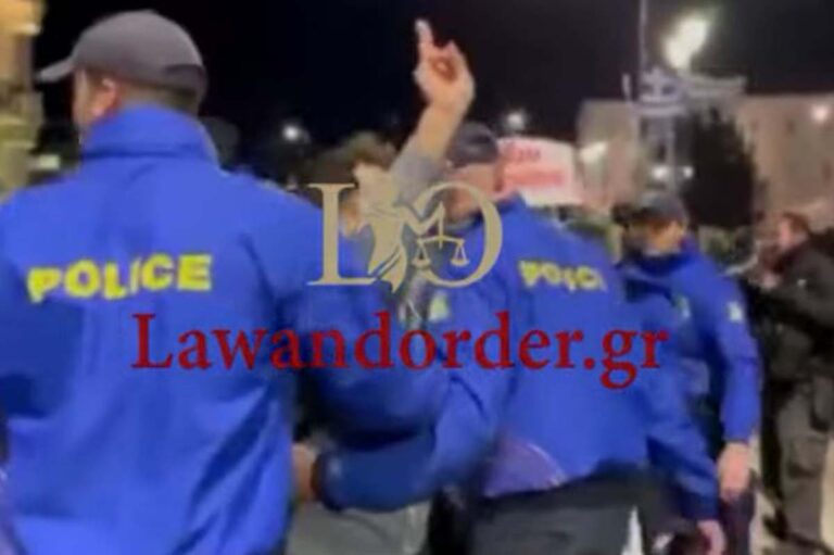 Συλλήψεις 7 vegans στην περιφορά του Επιταφίου στο Σύνταγμα – Διαδήλωναν για τη σφαγή αμνοεριφίων