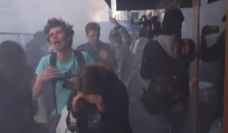 Παρίσι: Άγρια συμπλοκή ακτιβιστών – αστυνομικών έξω από τα κεντρικά της TotalEnergies