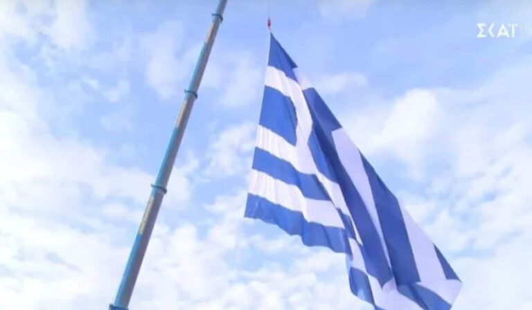 Αλεξανδρούπολη: Η μεγαλύτερη ελληνική σημαία 600 τ.μ. υψώθηκε στα σύνορα (βίντεο)