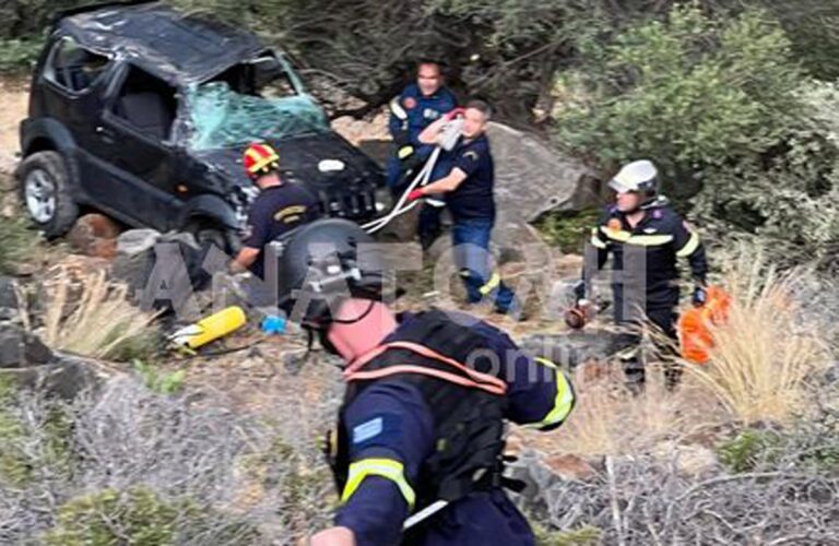 Ελούντα: Γυναίκα έπεσε με το ΙΧ της σε γκρεμό – Καρέ καρέ η επιχείρηση απεγκλωβισμού της από πυροσβέστες και διασώστες (εικόνες)