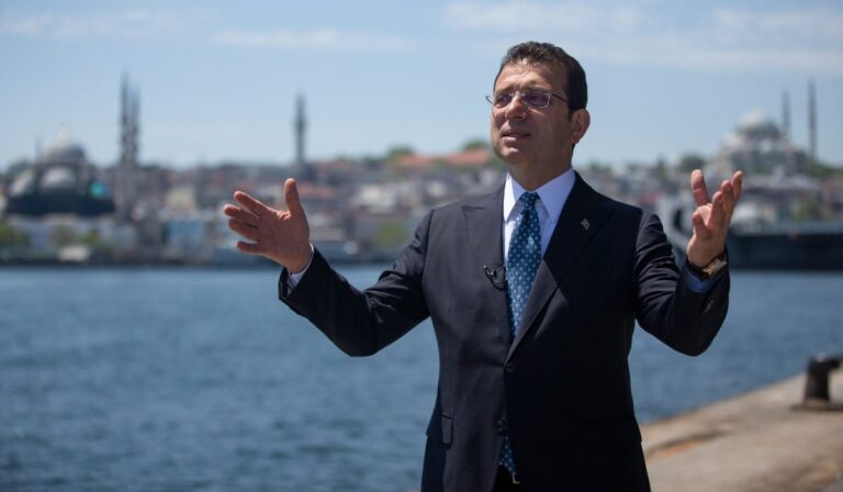 Χάος σε συγκέντρωση του Ιμάμουγλου: Γκρίζοι Λύκοι του πετούσαν πέτρες – Τον φυγάδεψε η ασφάλειά του