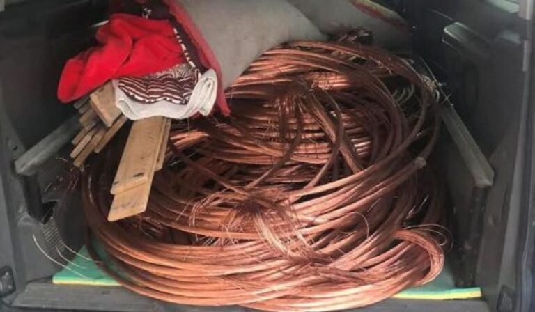 Πρέβεζα: Τρεις άνδρες μπήκαν σε ξένο αγρόκτημα και έκλεψαν σωλήνες και μεταλλικά αντικείμενα αξίας 2.500 ευρώ