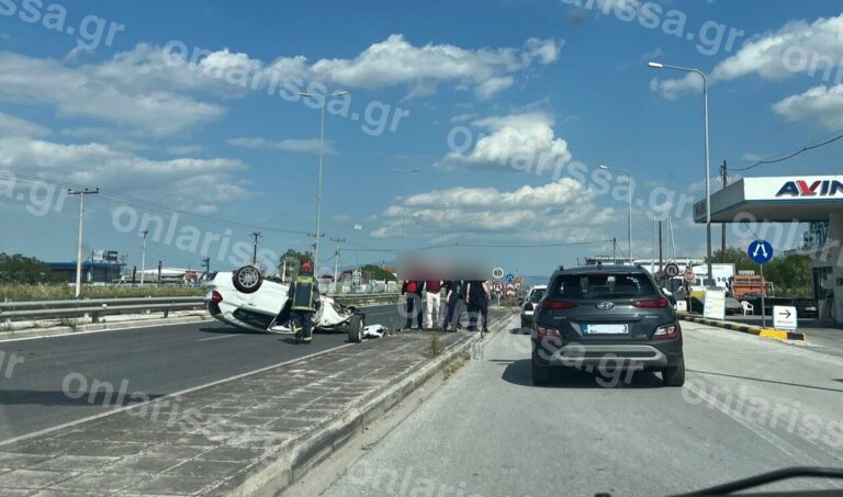 Νέο τροχαίο στη Λάρισα: Όχημα εξετράπη της πορείας του, έπεσε σε κολώνα και αναποδογύρισε (εικόνες)