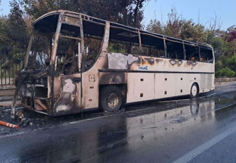 Σοβαρά επεισόδια στη Γεωπονική: Ομάδα νεαρών πέταξε μολότοφ στην Αστυνομία – Φωτιά πήραν 3 λεωφορεία (εικόνες & βίντεο)