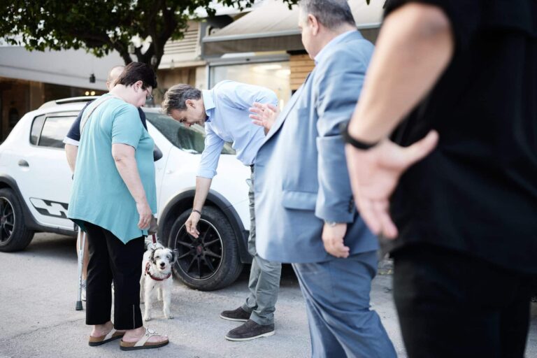 Ο Μητσοτάκης επισκέφθηκε το Μοσχάτο και συνομίλησε με κατοίκους