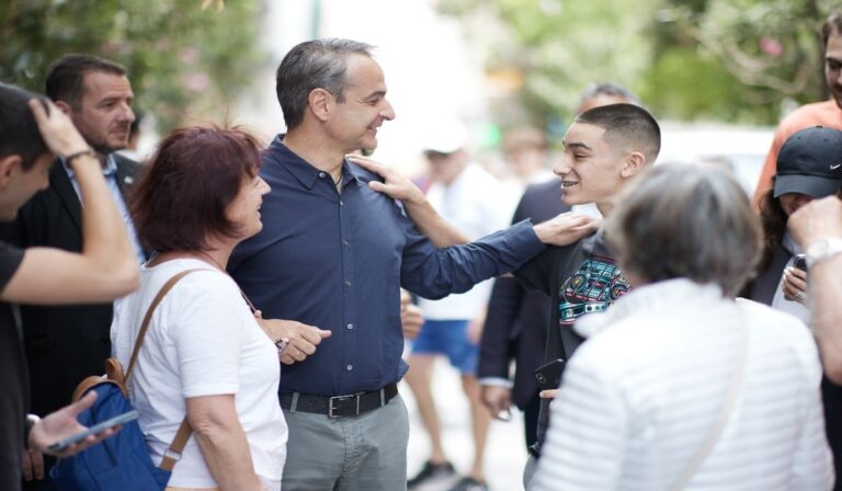 Στην Ερμού ο Μητσοτάκης – «Ο κόσμος ήταν πιο “ζεστός” απέναντί μου συγκριτικά με το 2019, με ξέρει καλύτερα» (εικόνες)