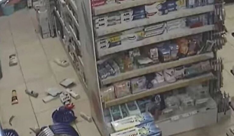 Σοκαριστικό βίντεο από τον σεισμό 5,1 Ρίχτερ στην Κρήτη – Έπεφταν πράγματα από τα ράφια των σούπερ μάρκετ!